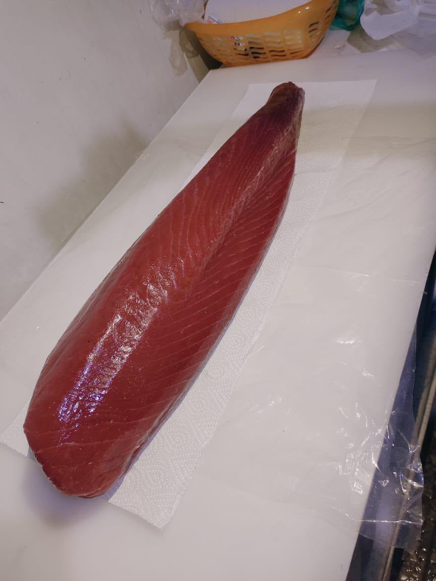 Tuna loin segar di atas meja penanganan yang bersih